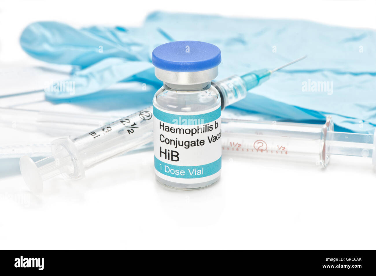 Haemophilis B Virus Impfstoff Fläschchen in behandschuhten Healthcare Arbeiter Hand.  Label ist frei erfunden und von Fotografen geschaffen. Stockfoto