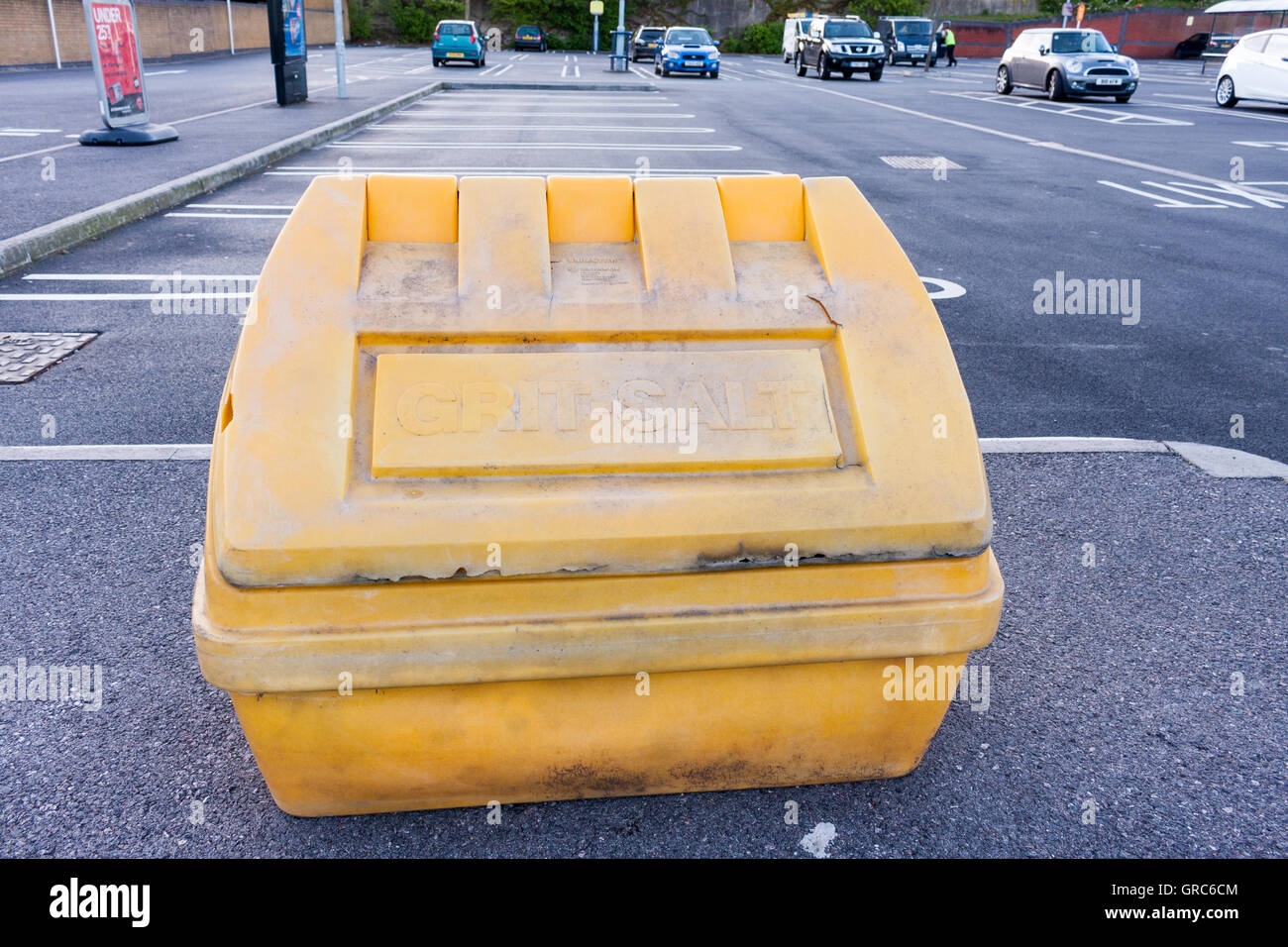 Ein gelber Kunststoff Grit Behälter in einem Parkhaus, UK. Stockfoto