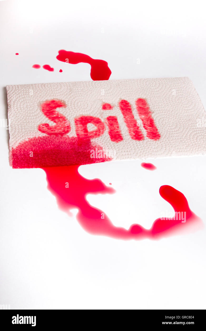 Roten Saft Verschütten mit Wort und Papier Handtuch auf weiße Fläche Stockfoto