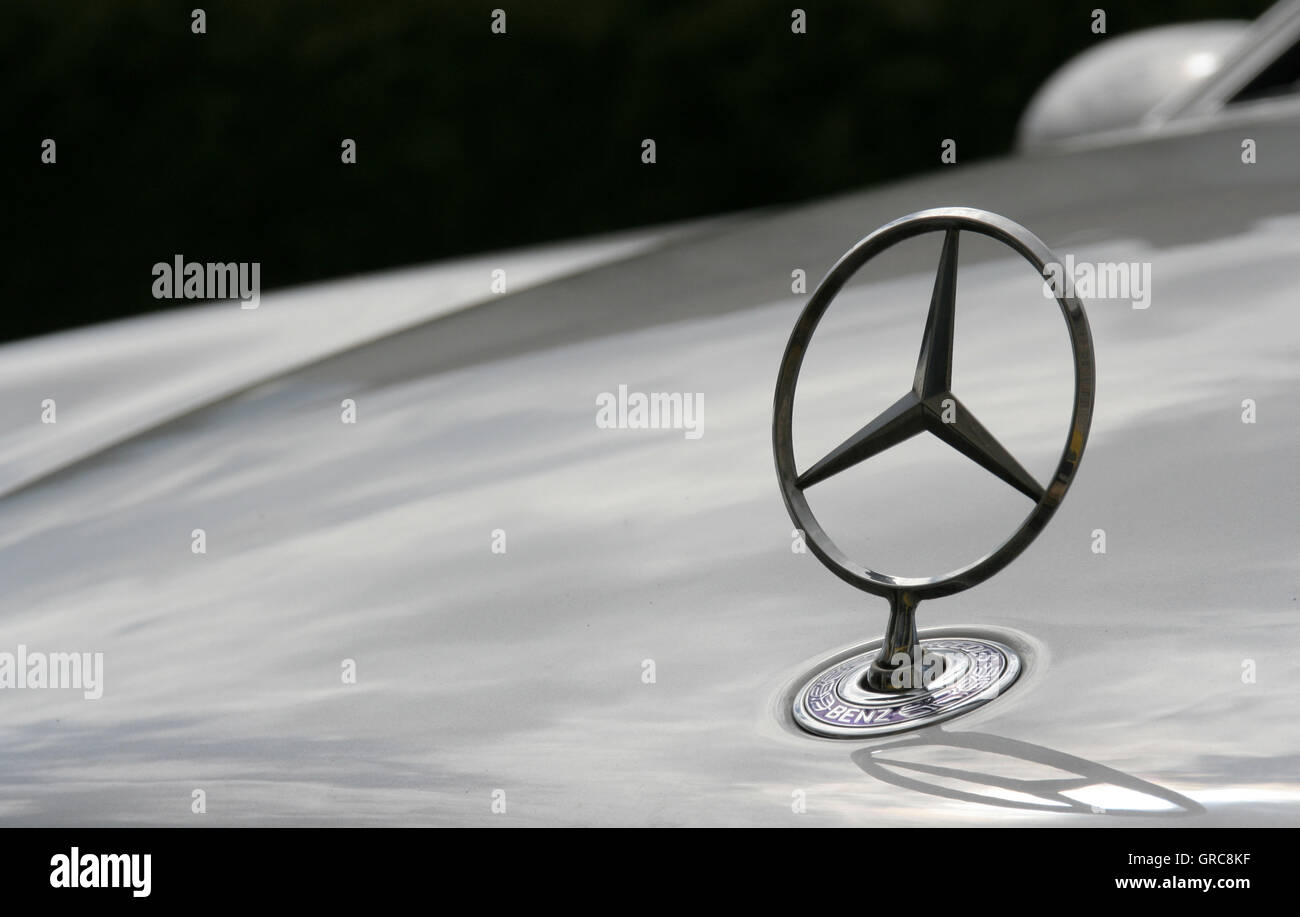 Schriftzug Mercedes Stern Stockfoto