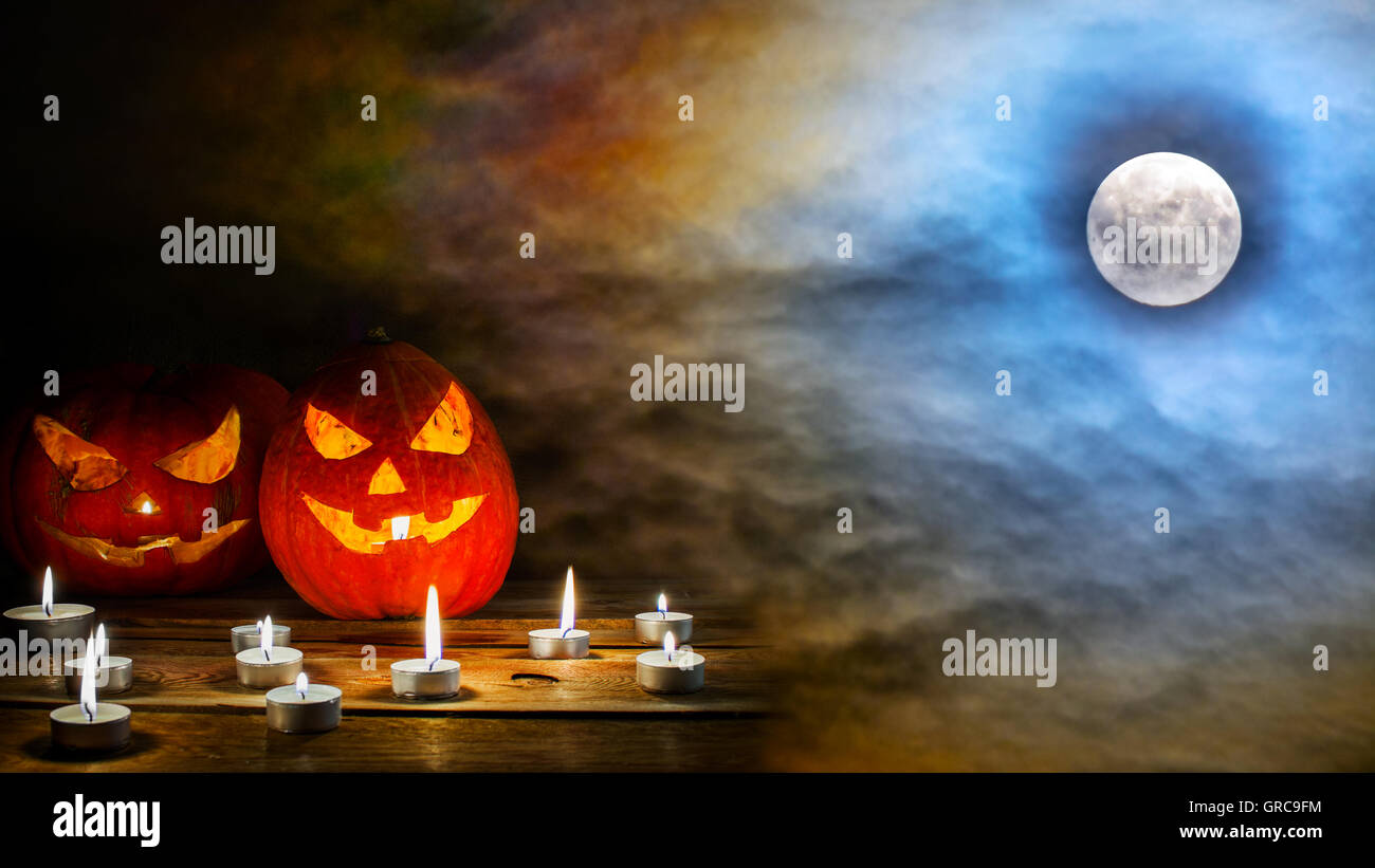 Halloween Jack-o-Laterne auf die erschreckende Mitternacht Sky mit Vollmond Hintergrund. Symbol für Halloween Kürbis Hintergrund lächelt. Stockfoto