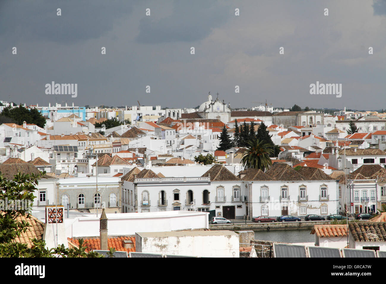 Blick über die Dächer in Tavira Stockfoto