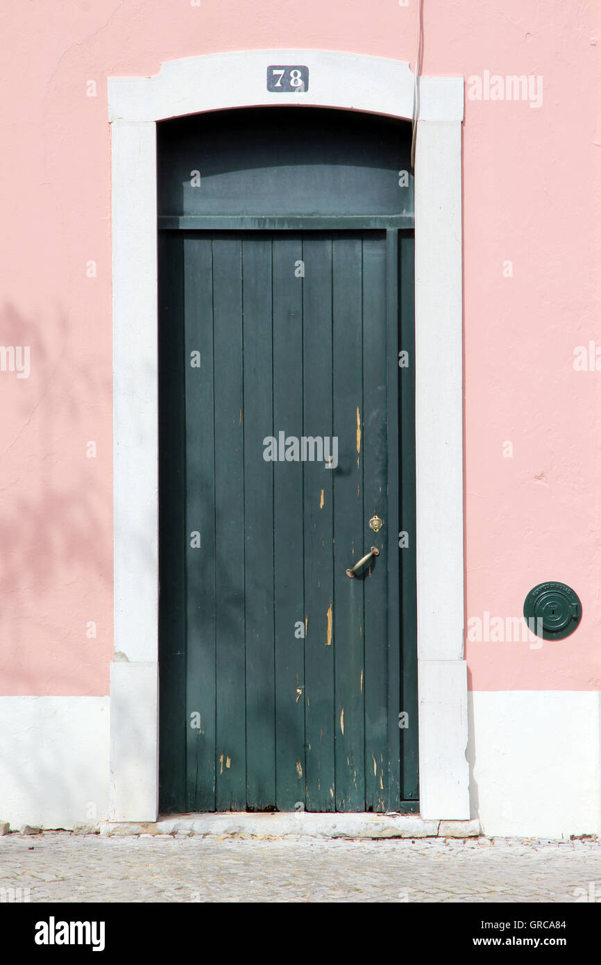 Eingang-Tür aus einem alten Haus Stockfoto