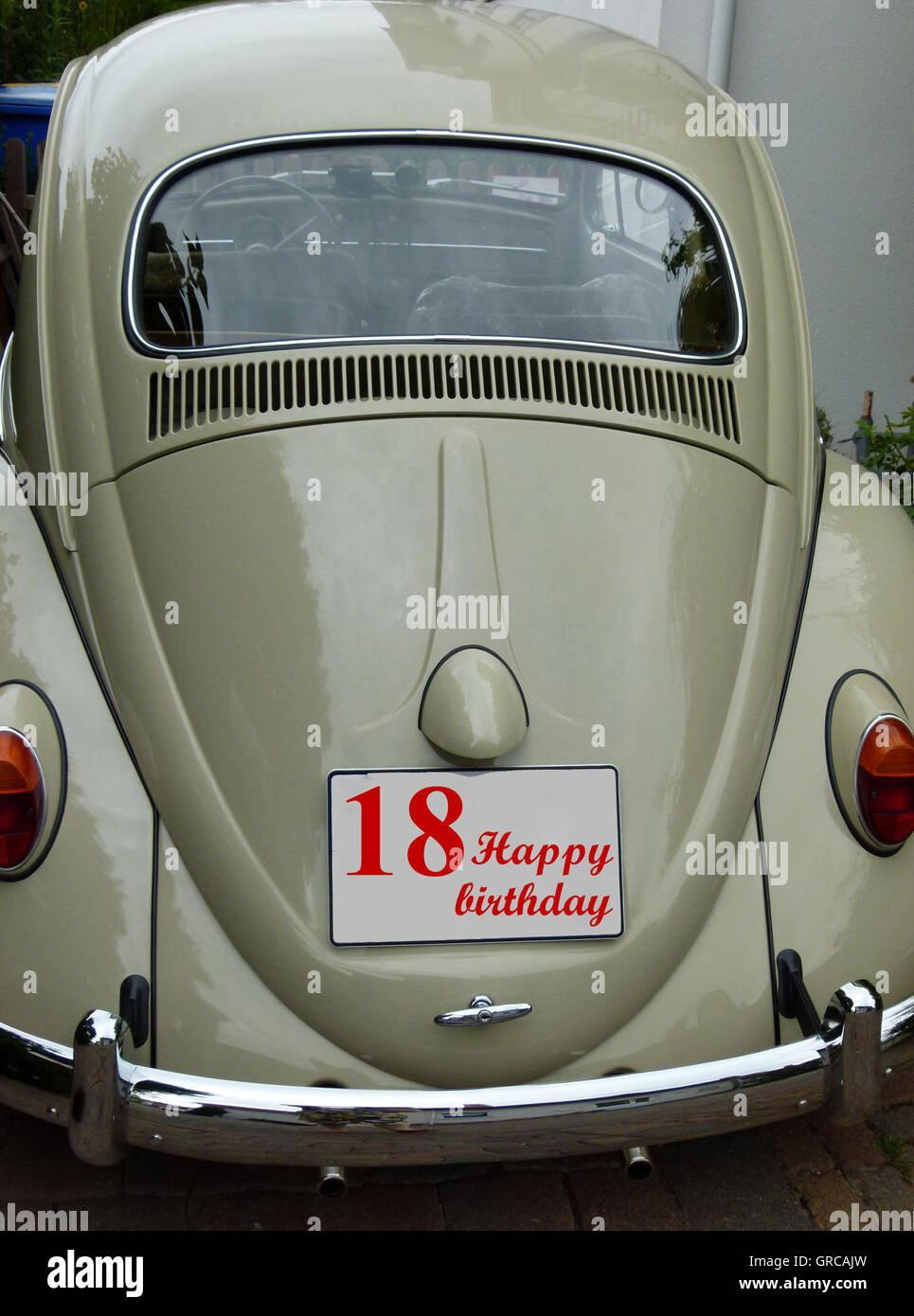 Einen alten Vw Käfer als Geschenk zum 18. Geburtstag Stockfotografie - Alamy