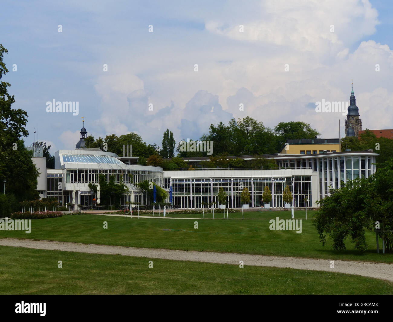 Rosarium mit Kongresshaus und Moritz-Kirche im Hintergrund, Coburg, Upper Franconia, Bayern, Deutschland, Europa Stockfoto