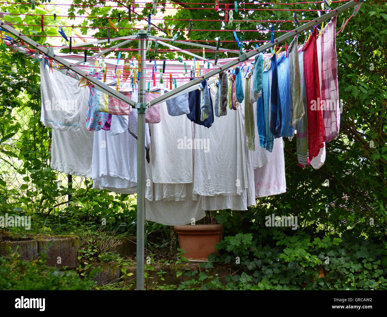 Wäscherei Hung Up draußen In den Rotary Trocknen Kleidung Trockner Stockfoto