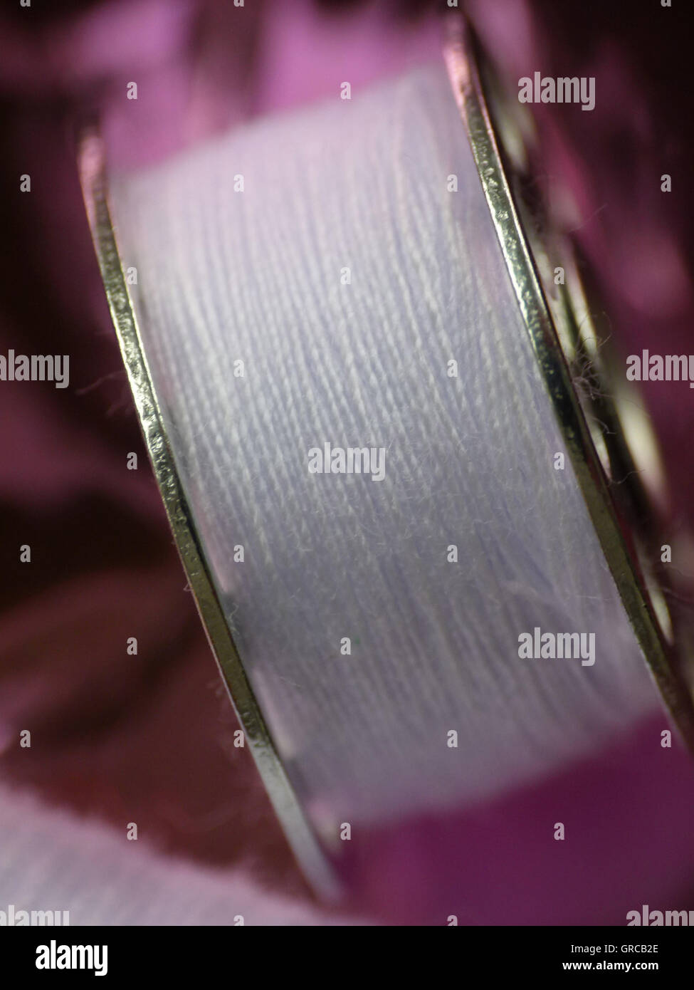 Spule mit weißem Garn Stockfoto