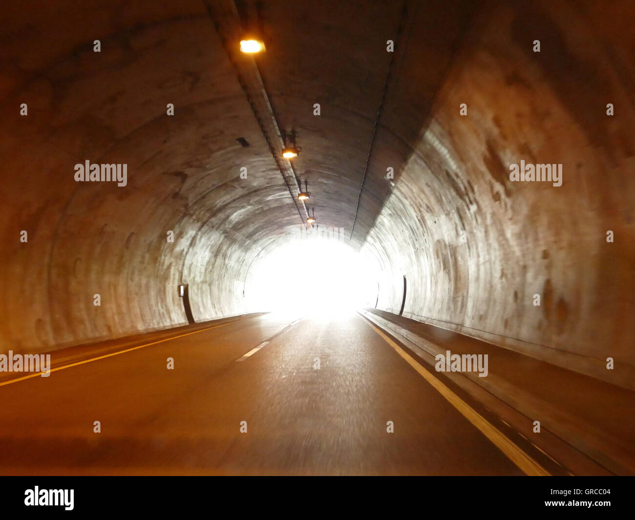 Licht am Ende des Tunnels, Symbol für Lichtblick, sterben, glauben die Blendung Stockfoto