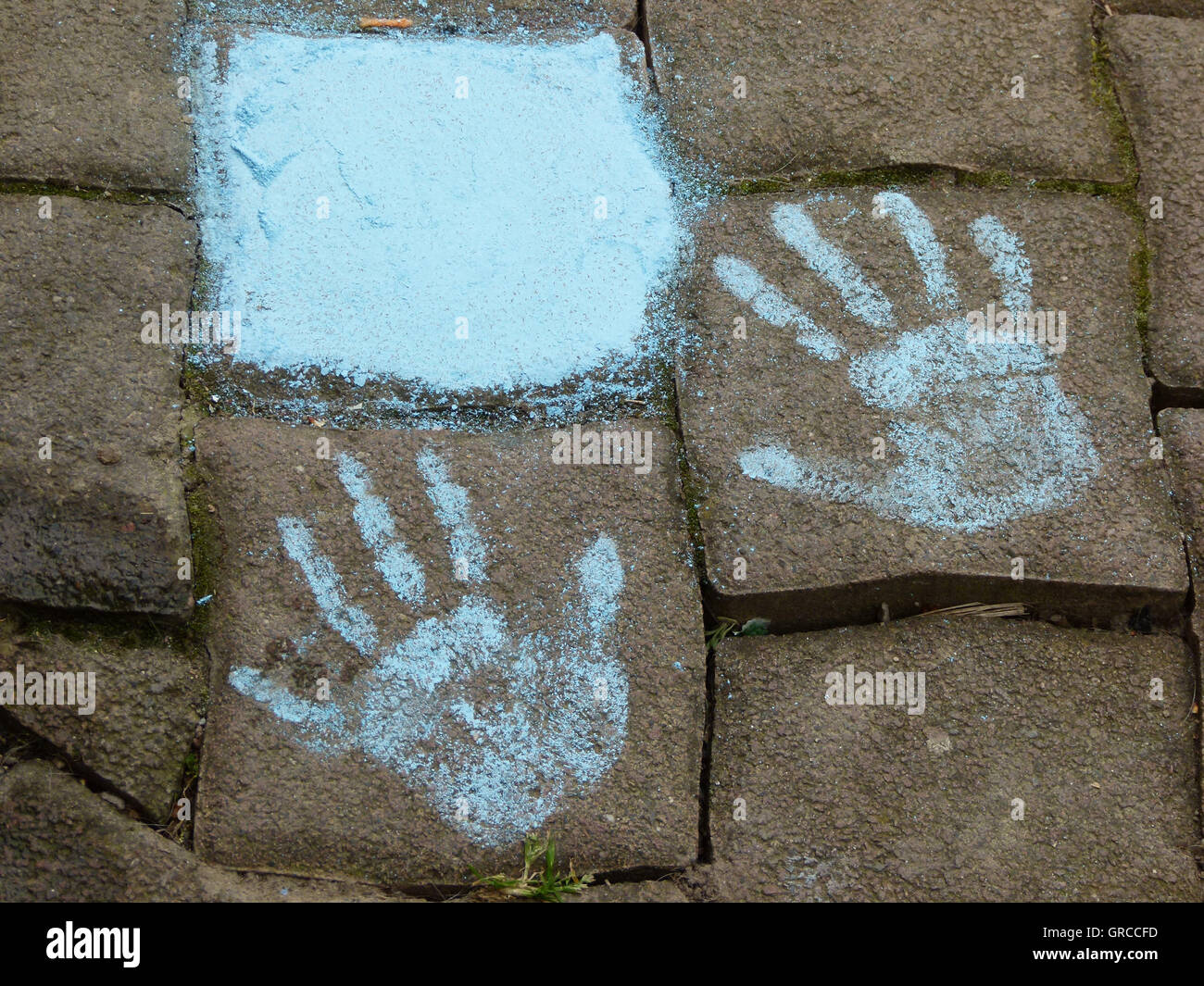 Handabdrücke mit Blue Chalk Stockfoto