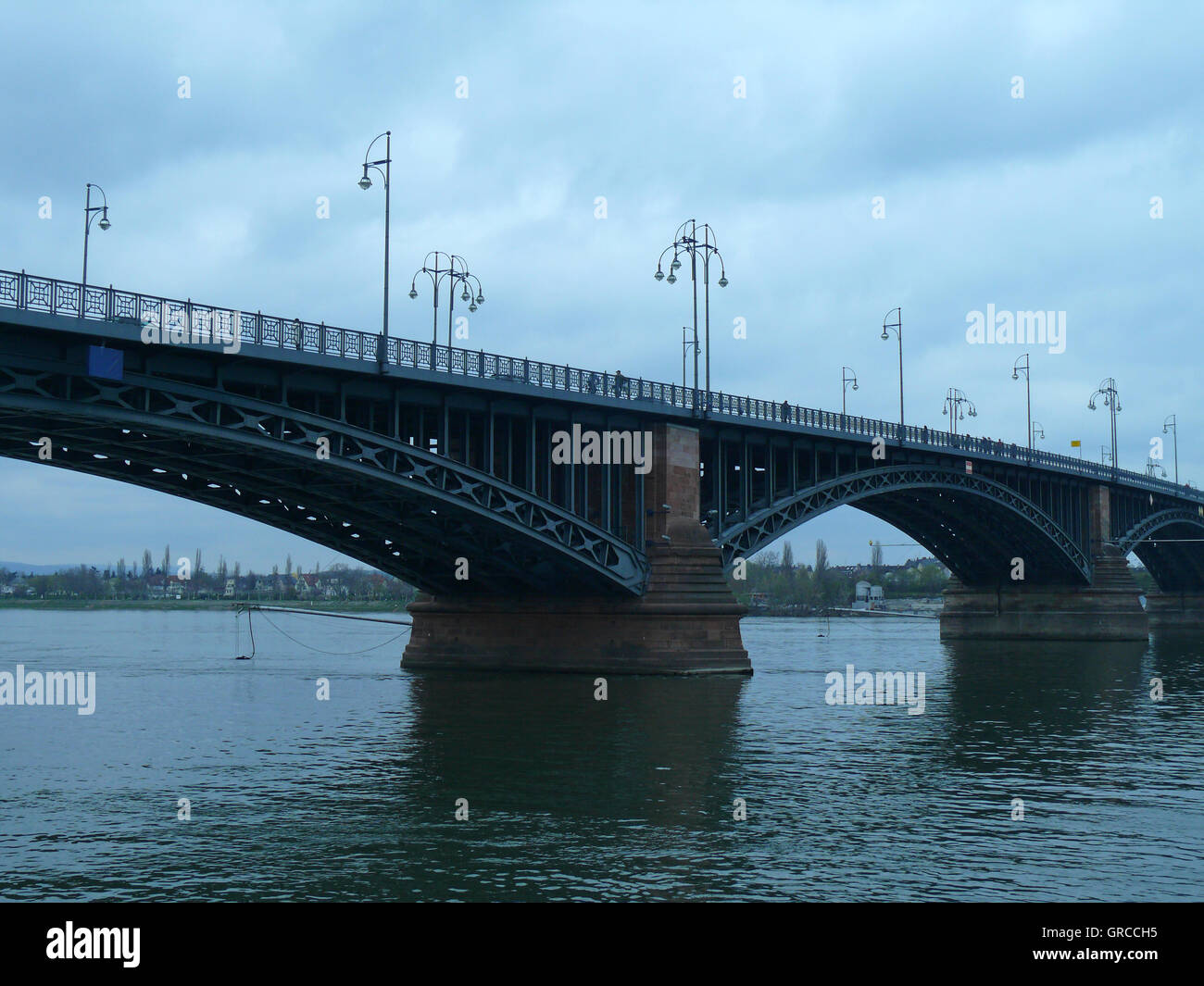 Mainz am Rhein mit Theodor-Heuss-Brücke Stockfoto