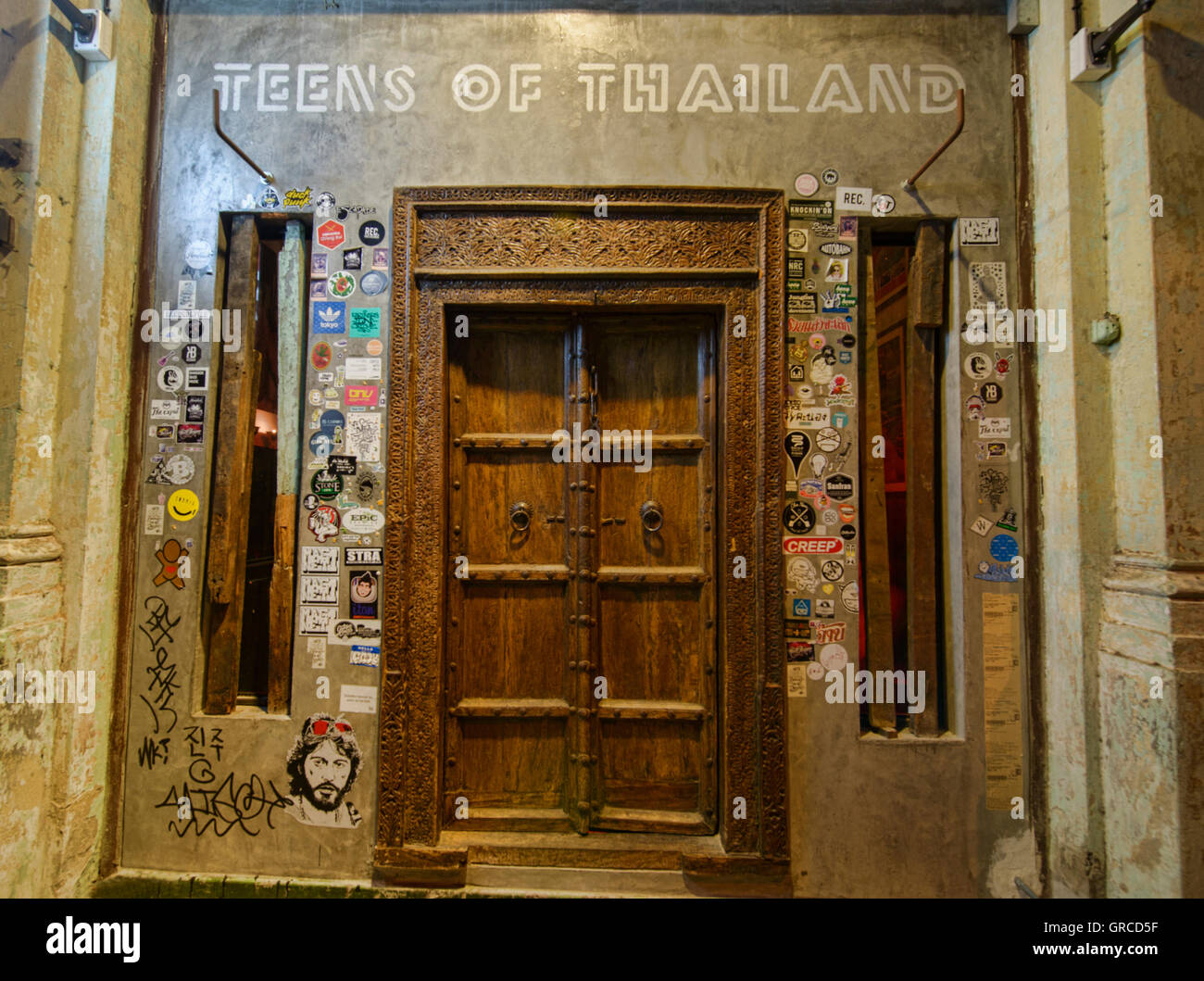 Eingang zu einer Speakeasy Bar in Chinatown, Bangkok, Thailand Stockfoto