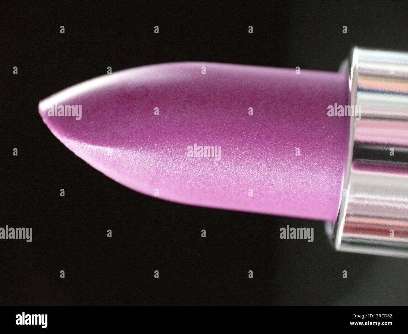 Rosa Lippenstift mit schwarzem Hintergrund Stockfoto