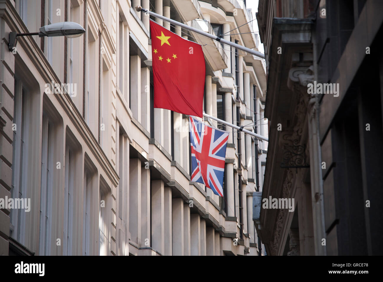 Chinesisch und United Kingdom Flags fliegen in London, England Stockfoto