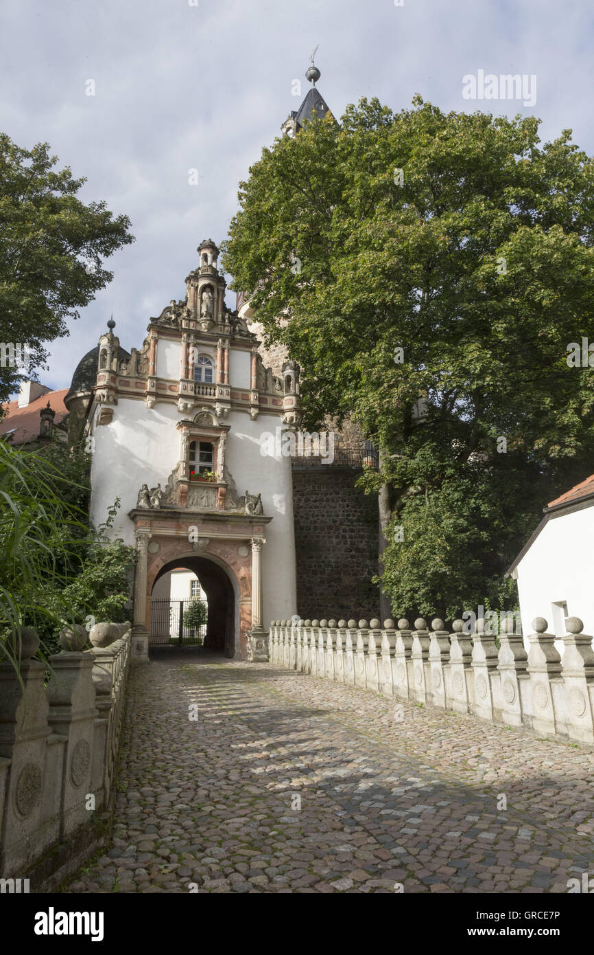 Eingang mit einem Turm für städtische Regierung In Brandenburg-Wiesenburg Stockfoto