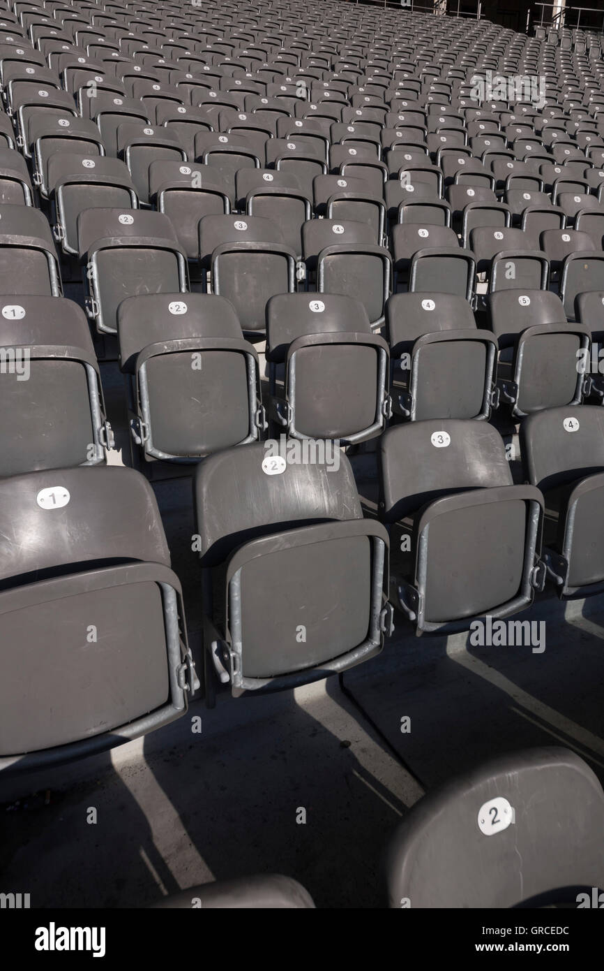 Sitzreihen aus Klappstühle im Stadion Stockfoto