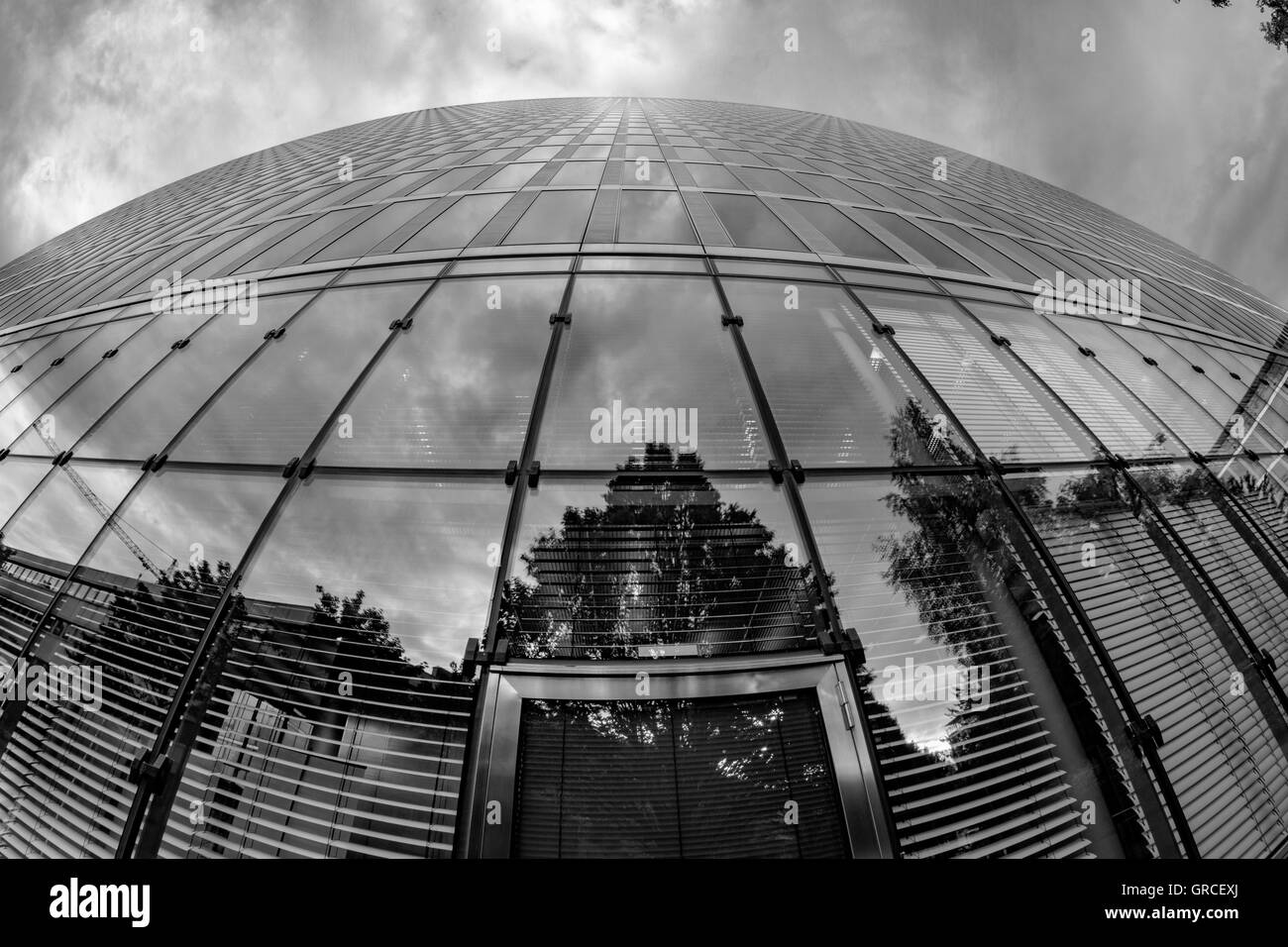 Vor einem Hochhaus Stockfoto