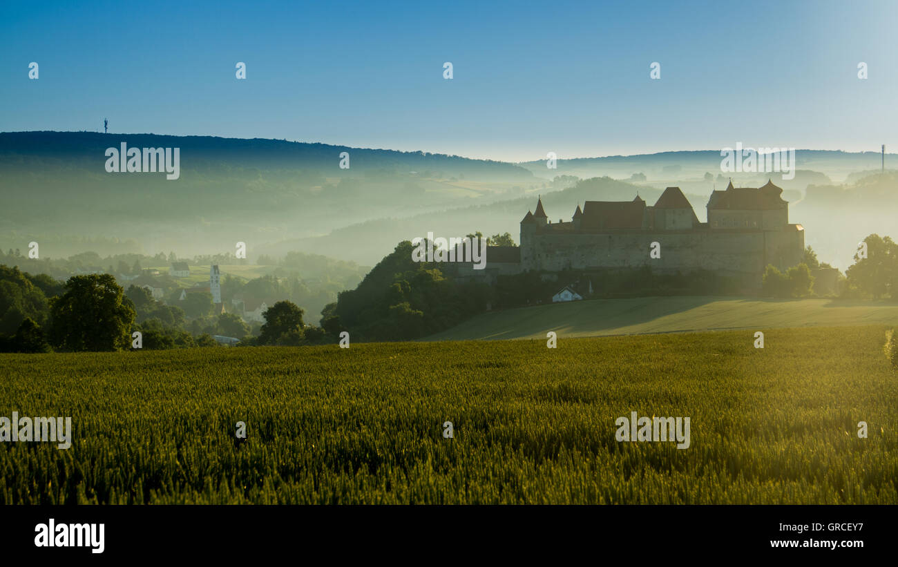 Harburger Schloss In der Morgensonne mit Nebel Stockfoto