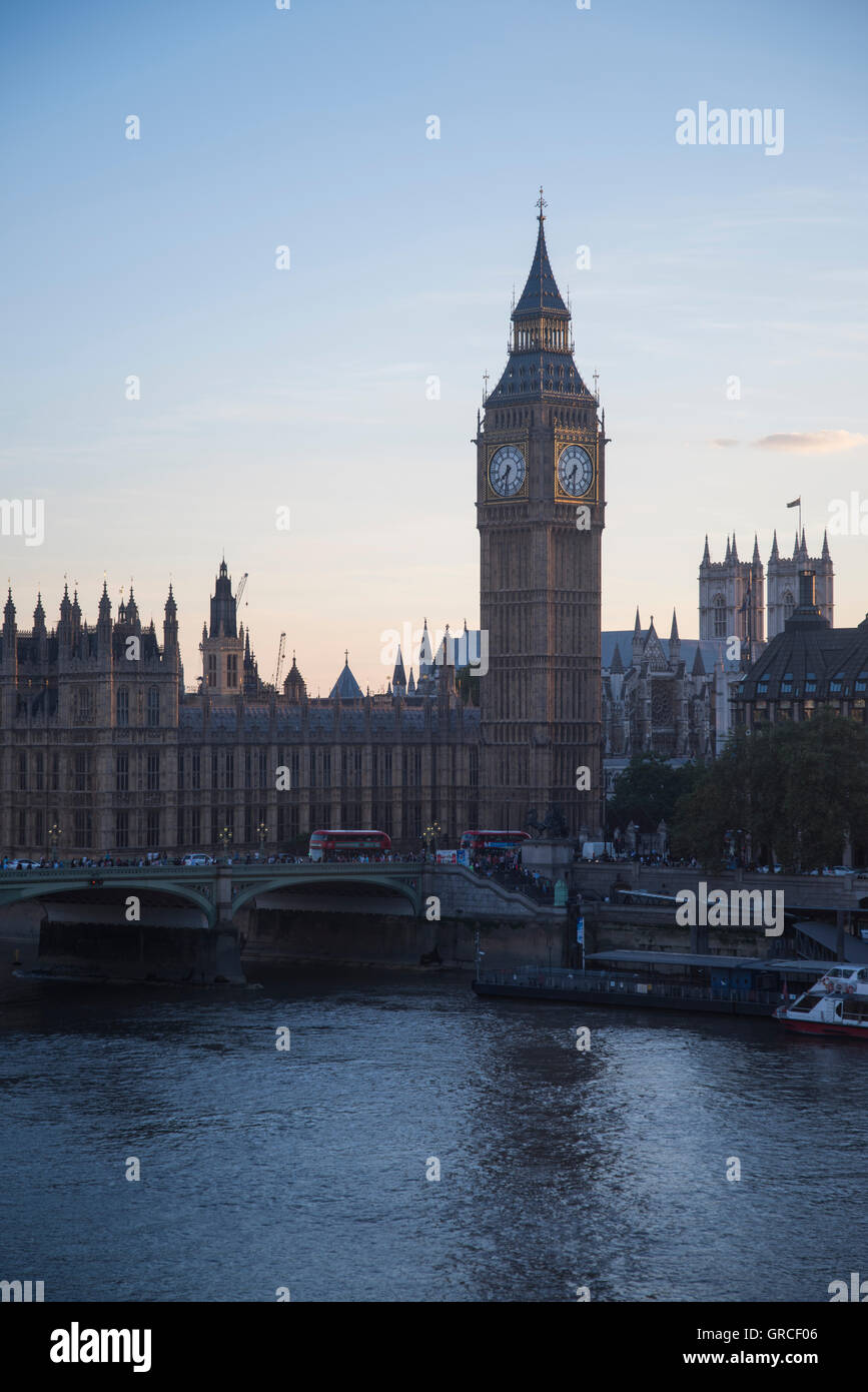 Blick vom London Eye Riesenrad mit Blick auf die Themse und die Houses of Parliament, London, England. Stockfoto