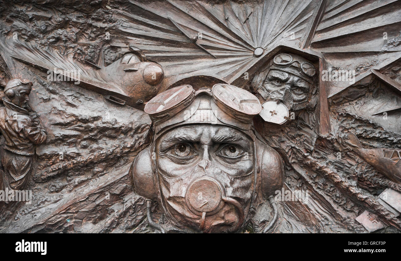 Schlacht von Großbritannien London Denkmal Detail der Bronze durch Paul Day schnitzen. Zeigt Piloten Gerangel um ihre WWII Spitfires Stockfoto