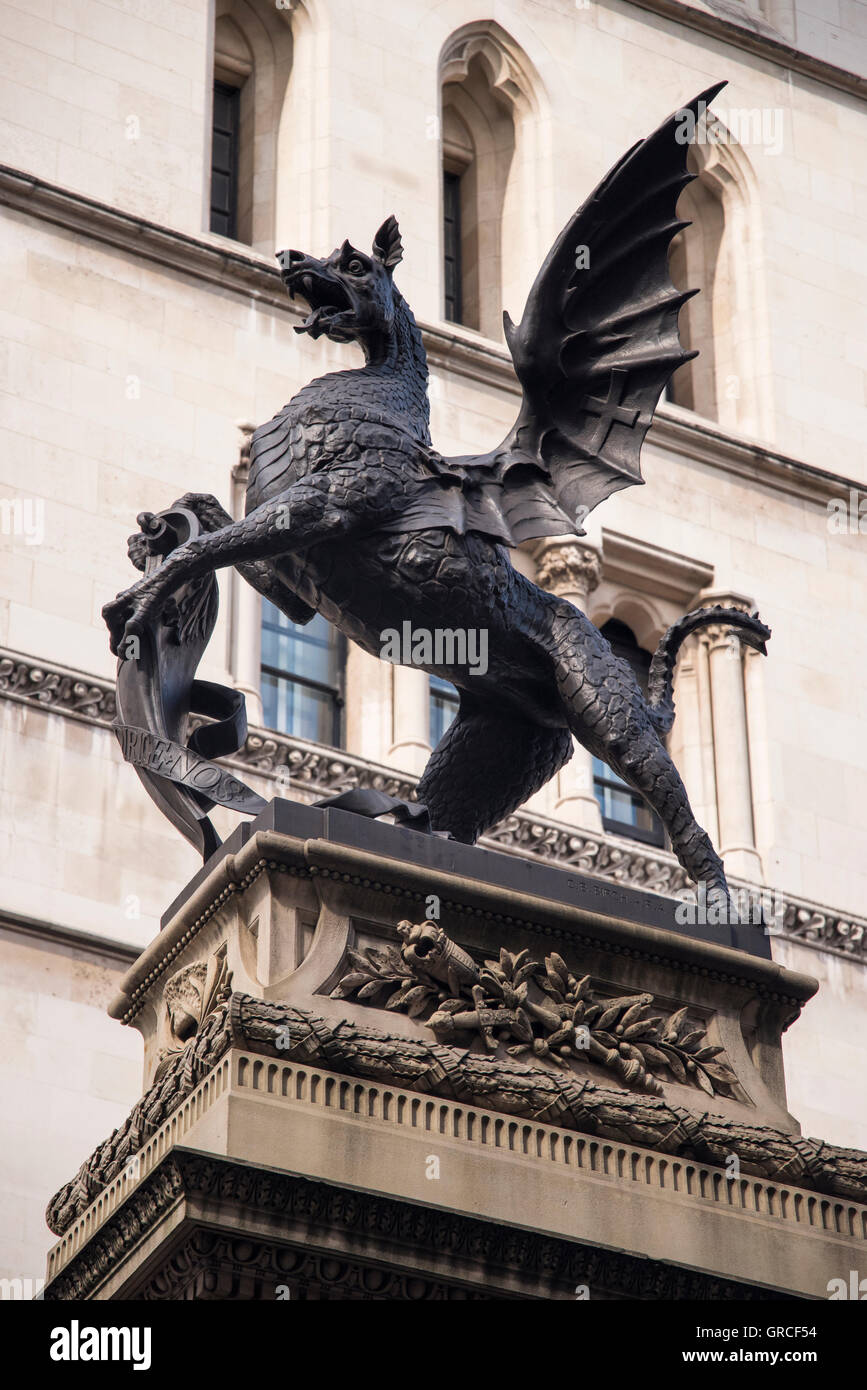 Horace Jones' Temple Bar Marker gekrönt von Charles Bell Birch heraldischen Drachen (Greif) London, England Stockfoto