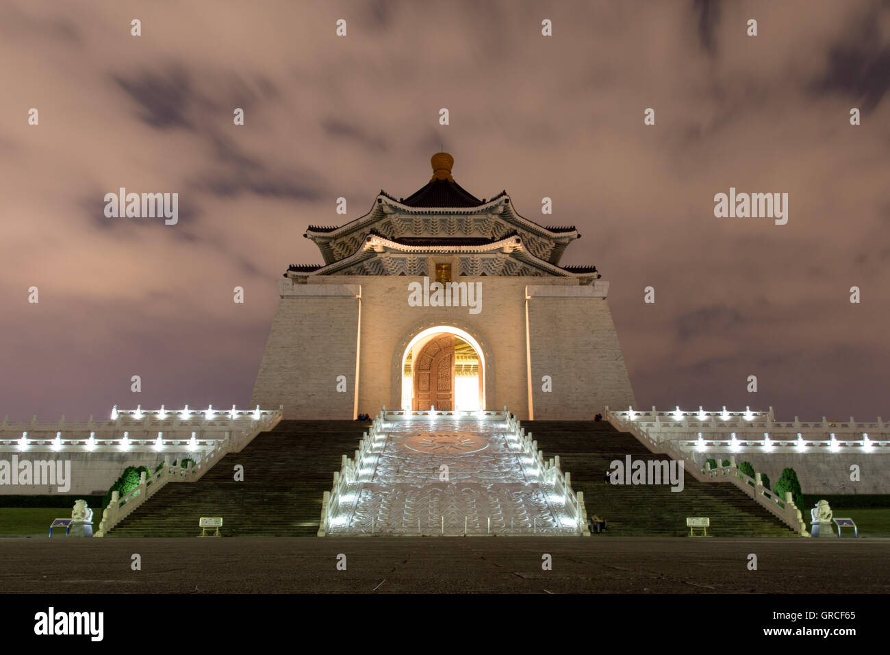 Taipeh, Taiwan - 9. Januar 2015: Chiang Kai-Shek Memorial Hall bei Nacht Stockfoto