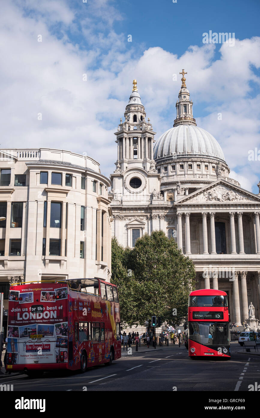 London-doppelte rote Doppeldeckerbusse vor St. Pauls Cathedral, London, England, Vereinigtes Königreich Stockfoto