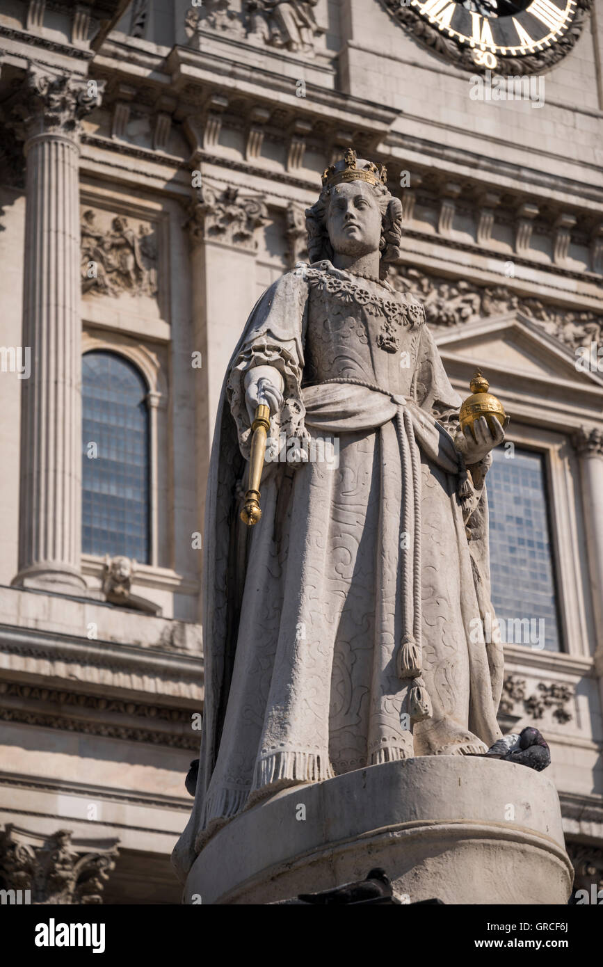 Nachbildung der Statue von Königin Anne errichtet 1886 Outisde St. Pauls Cathedral, London. Stockfoto