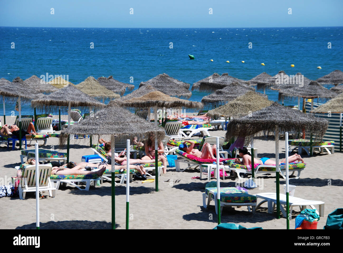 Touristen auf den Strand, Benalmadena, Costa del Sol, Provinz Malaga, Andalusien, Spanien, Westeuropa entspannend. Stockfoto