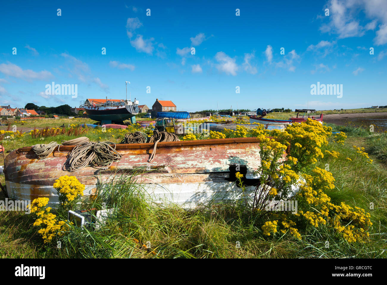 Angelboote/Fischerboote am Strand von Lindisfarne, Holy Island Northumberland UK Stockfoto