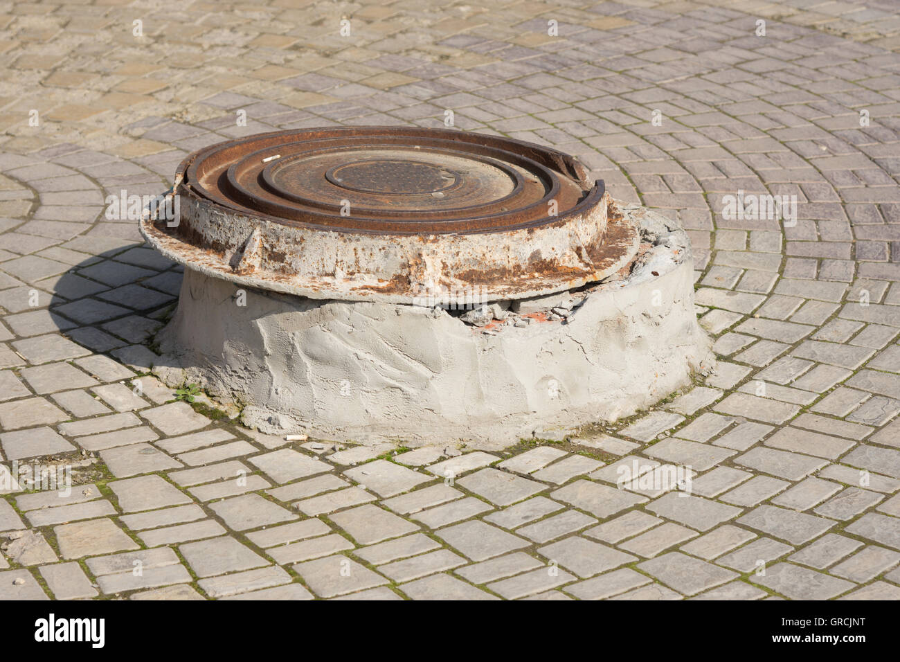 Deckel auf einem konkreten Podest verschieben Stockfoto
