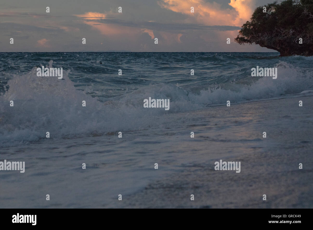 Plätschernden Wellen im Sandy Beach im schönen Abendlicht Stockfoto