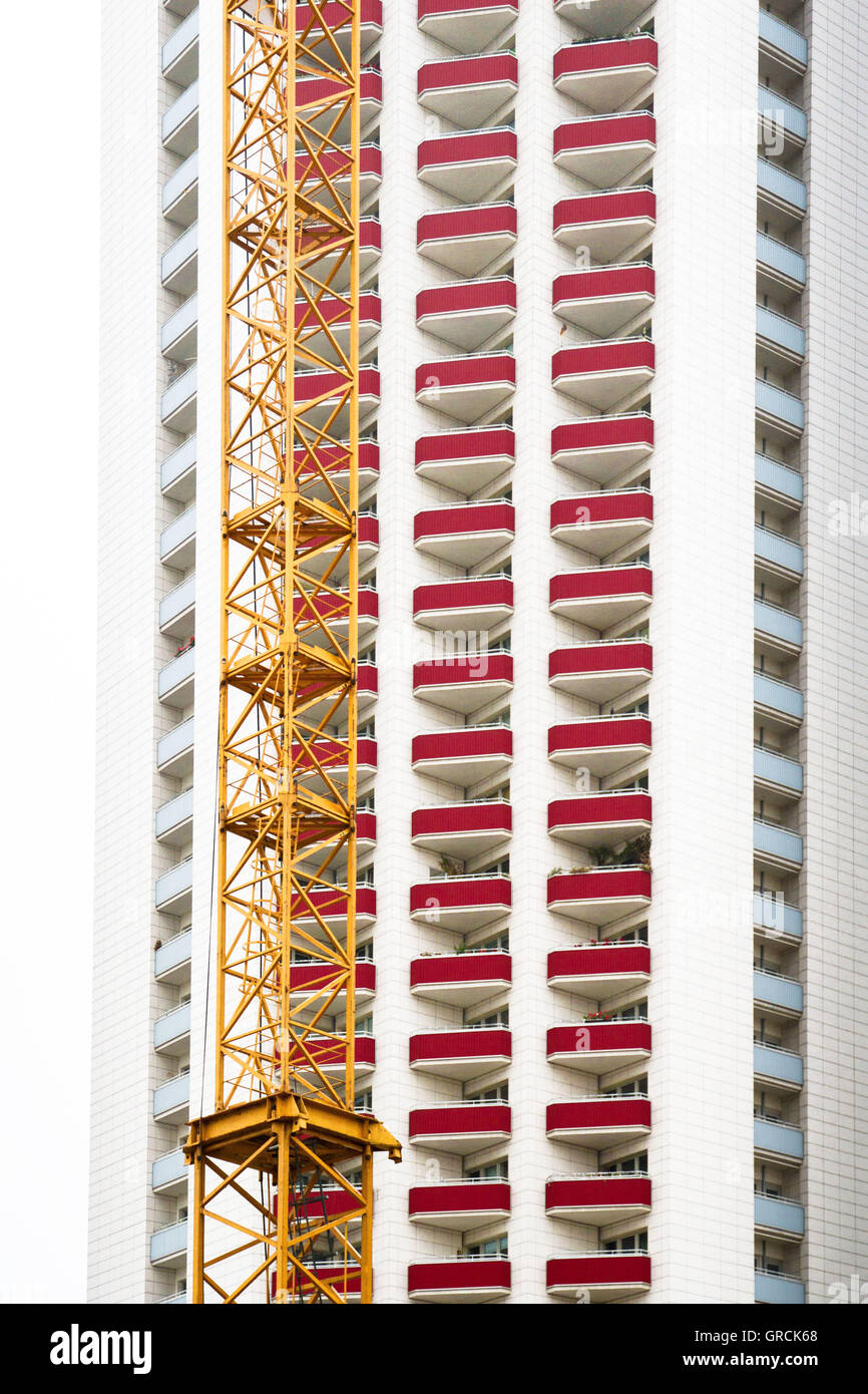 Ausstellung-Turm Fairtowerbuilding Leipzig mit Kran Stockfoto