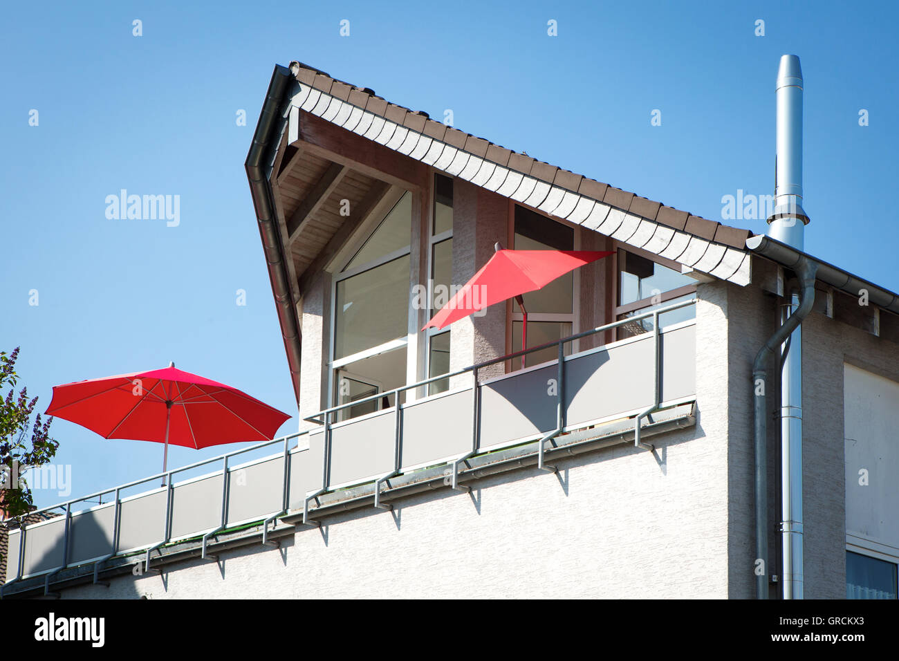 Modernes Wohnhaus mit Sonnenterrasse Stockfoto