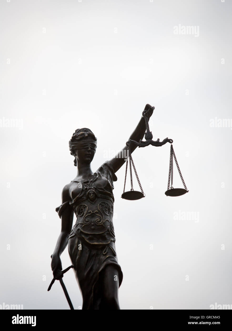 Justitia vor einem neutralen Hintergrund Stockfoto