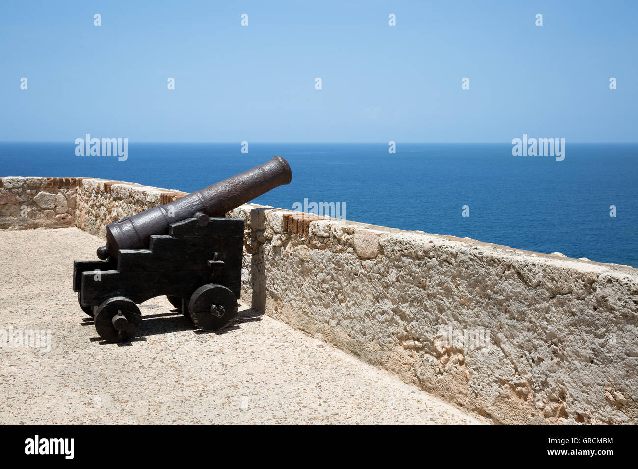 Alte Kanone auf eine Festung am Meer Stockfoto