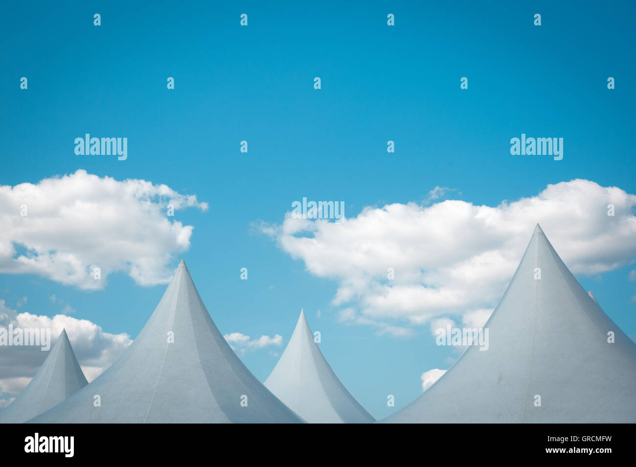 Markisen im vorderen schönem Wetter Sky Stockfoto