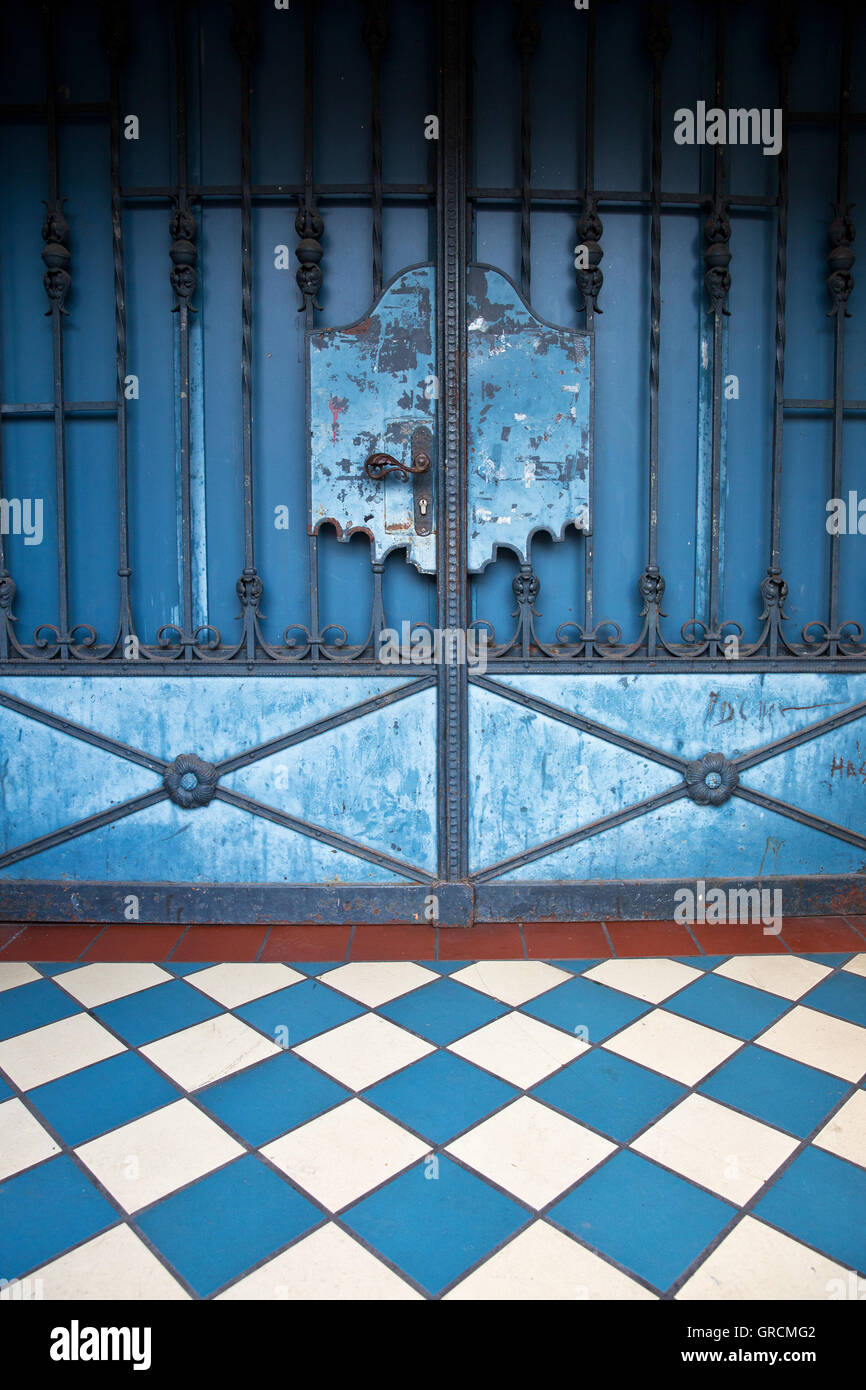 Antik Metall Tor hinter blau-weißen Fliesenboden Stockfoto