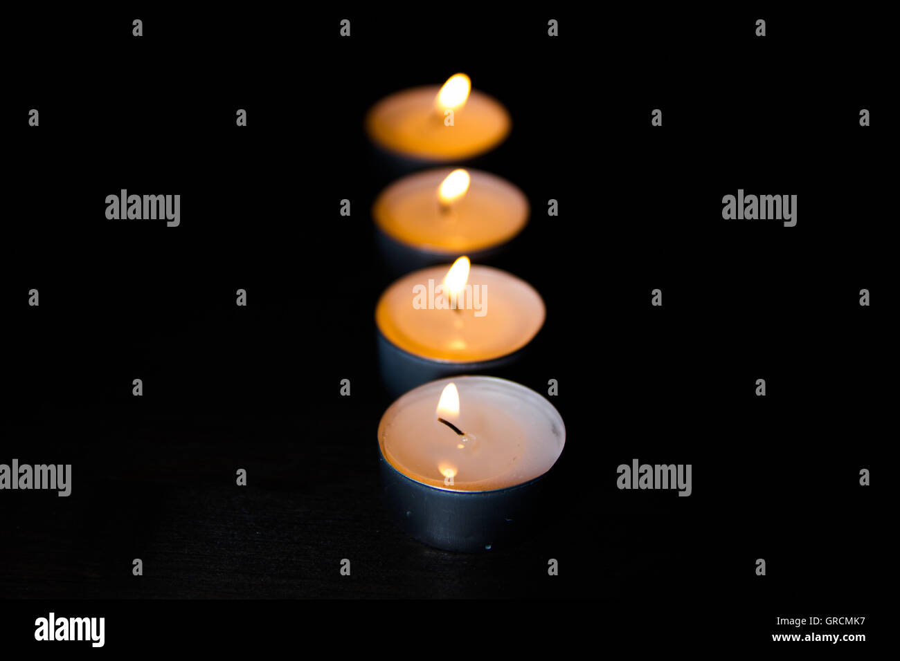 Kerzen in einer Reihe mit Schärfentiefe betrachtet Stockfoto