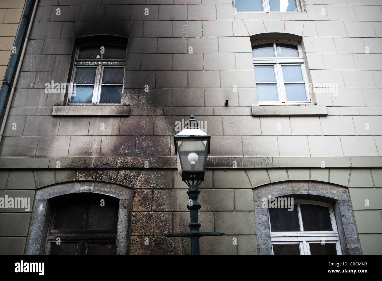 Verschmutzte Fassade Ruß nach einem Brand Stockfoto