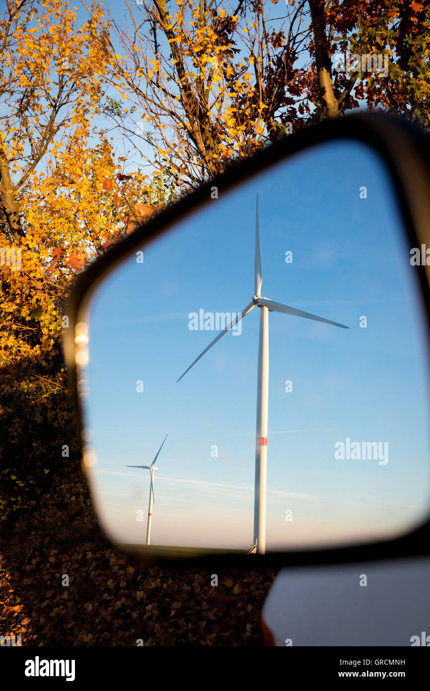 Windenergie, im Nachhinein, Spiegelbild einer Windkraftanlage In den Rückspiegel eines Autos Stockfoto