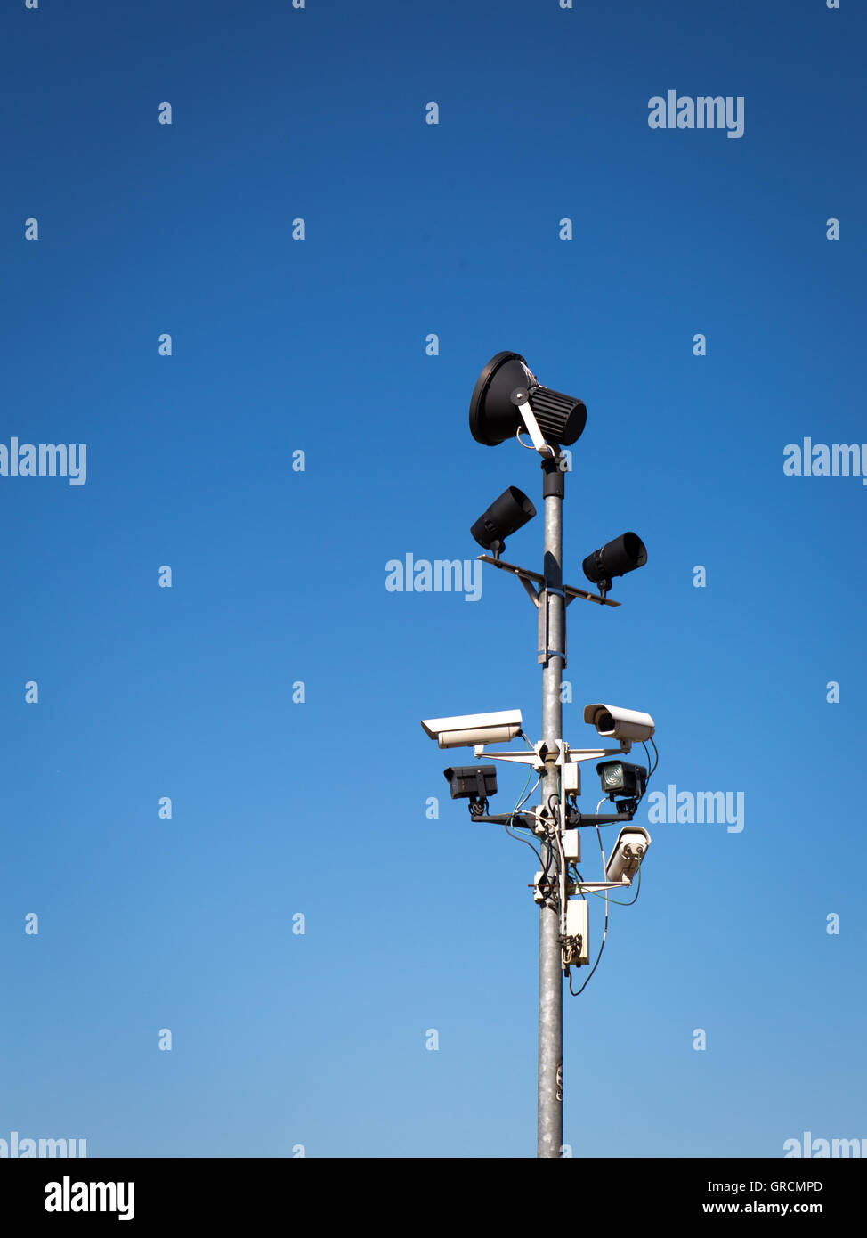 Überwachungskameras am Mast vor blauem Himmel Stockfoto