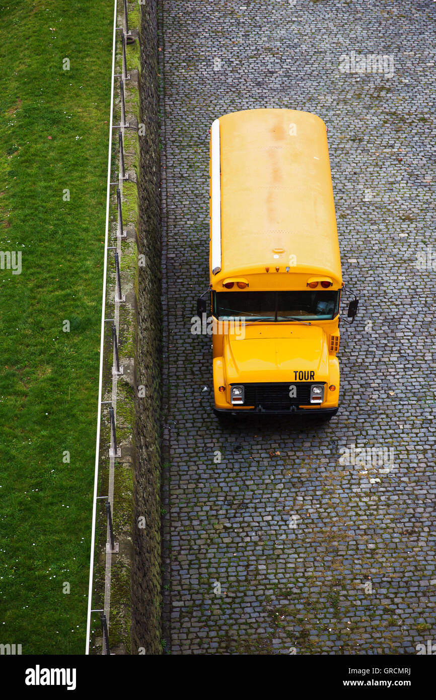 Gelbe Offroad-Bus neben grünen Wiese Stockfoto