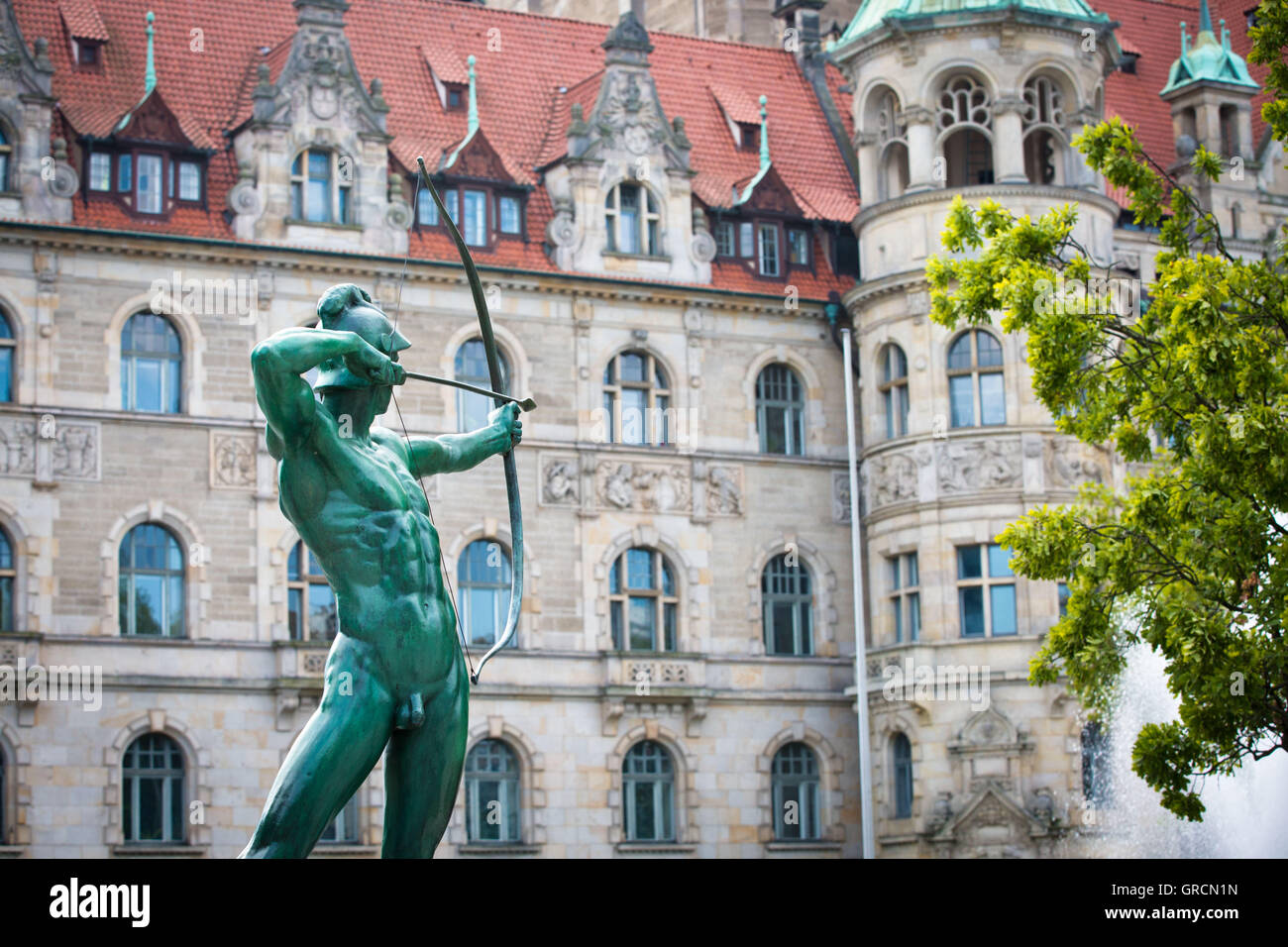 Bogenschütze zielt auf das Rathaus Hannover Stockfoto