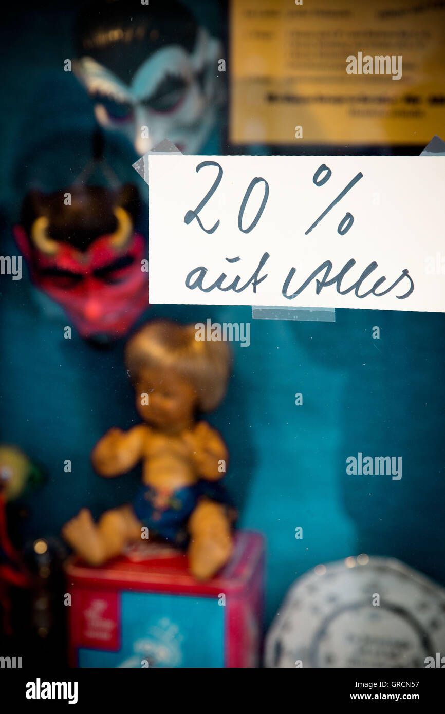 Vitrine mit Rabatt-Werbung Stockfoto