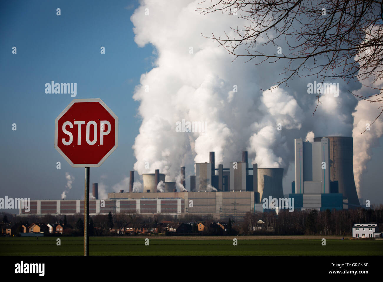 Kohle-Kraftwerk Niederaußem mit Stop-Schild Stockfoto