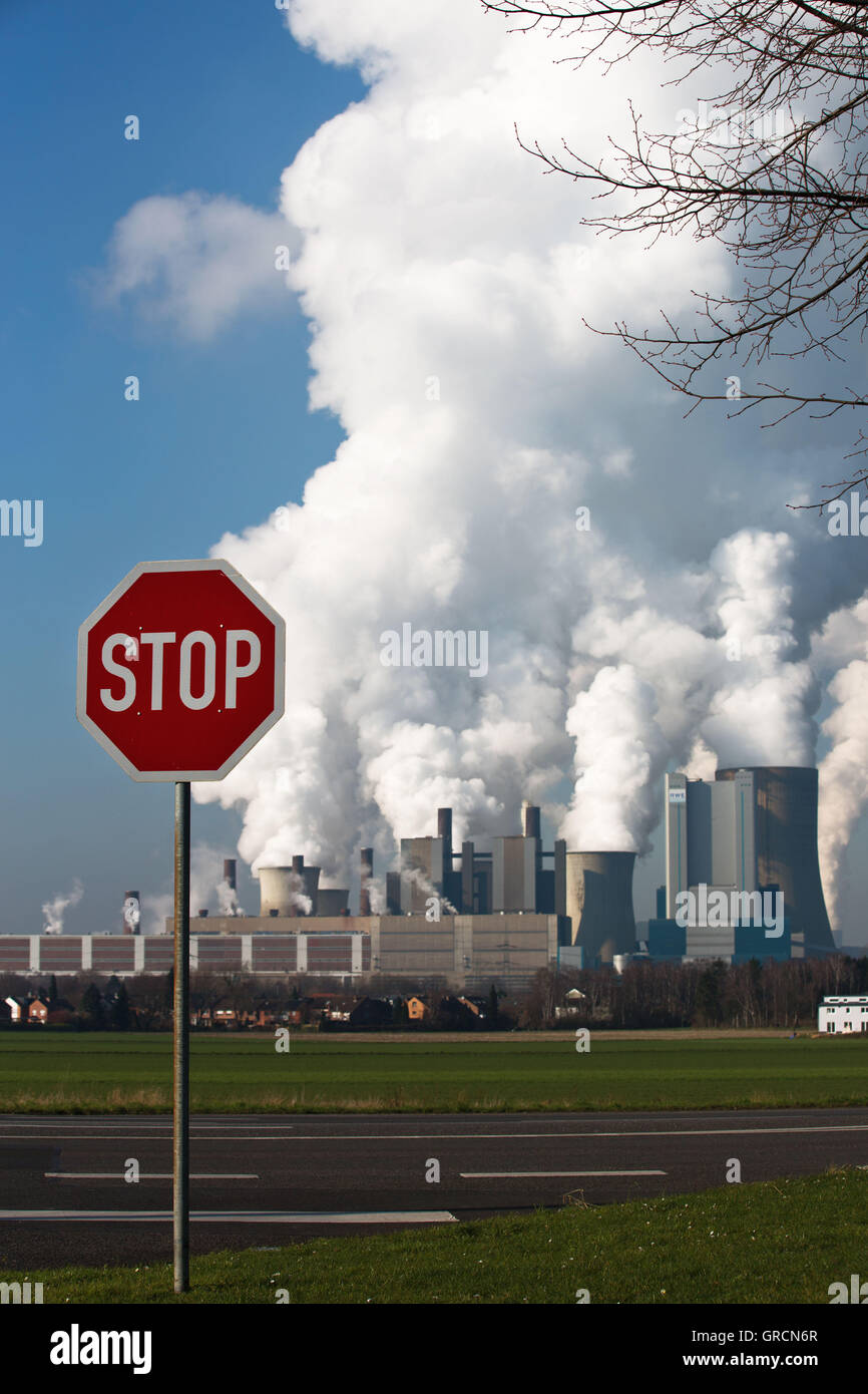 Veraltete Kohle Pflanze Niederaußem mit Stop-Schild Stockfoto