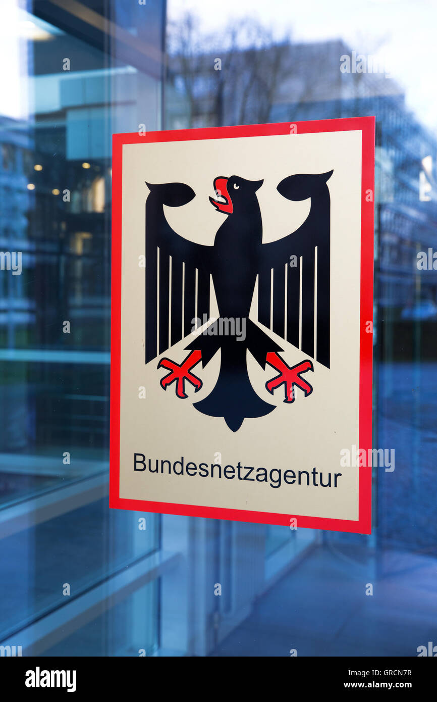 Bundesnetzagentur, Logo mit Bundesadler auf Glas Stockfoto