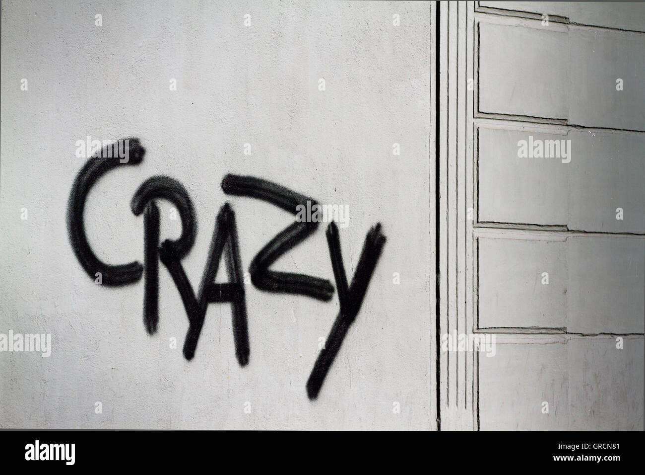 Quot Crazy Quot Graffiti an Hauswand Stockfoto