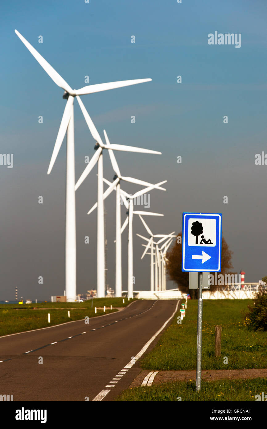 Windpark auf der Straße und Erholungsgebiet Stockfoto