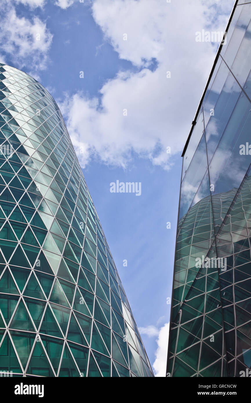 Westhafen Tower mit Nebengebäude und Reflexion gegen Himmel Stockfoto